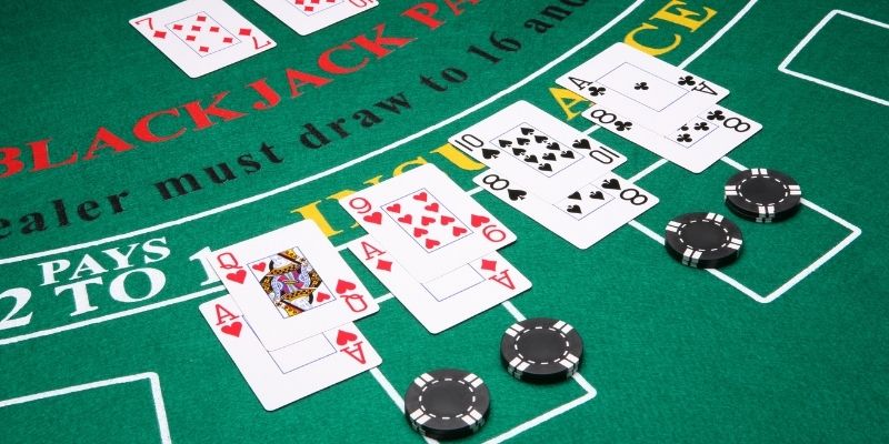 Luật Chơi Blackjack – Làm Chủ Game 21 Điểm Đỉnh Cao 2025 4 Kết hợp chiến thuật với luật cơ bản để chơi Blackjack